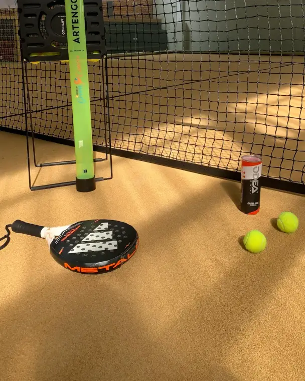 Racket and balls at the net
